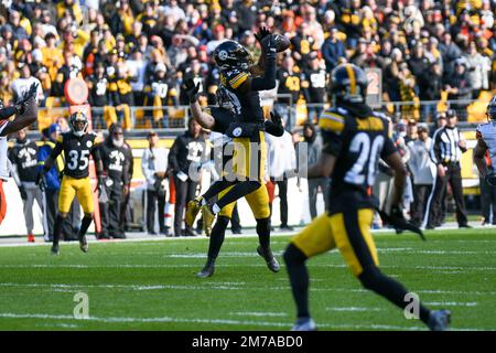 Photo: Pittsburgh Steelers Levi Wallace Cause Interception - PIT2022111323  