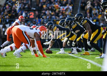 Pittsburgh, Pennsylvania, USA. 8th Jan, 2023. January 8th, 2023 Cleveland  Browns running back Nick Chubb (24) during Pittsburgh Steelers vs Cleveland  Browns in Pittsburgh, PA. Jake Mysliwczyk/BMR (Credit Image: © Jake  Mysliwczyk/BMR