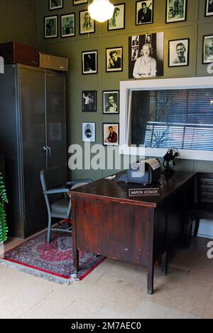 The desk of Marion Keisker, the woman who heard Elvis Presley's first recording at Sun Studios, Memphis, Tennessee, is preserved as it was in the 1950s Stock Photo
