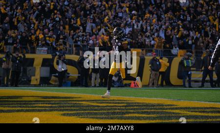 JAN 8th, 2023: T.J. Watt #90 during the Steelers vs Browns game in  Pittsburgh, PA. Jason Pohuski/CSM/Sipa USA(Credit Image: © Jason  Pohuski/Cal Sport Media/Sipa USA Stock Photo - Alamy