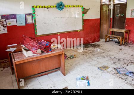 Cianjur, West Java, Indonesia. 9th Jan, 2023. Classroom damaged by earthquake are seen during first day of school in Cianjur. A total of 262 students at SDN Citamiang Cianjur studied in makeshift tents due to their schools was damaged by the M 5.6 earthquake. (Credit Image: © Algi Febri Sugita/ZUMA Press Wire) Credit: ZUMA Press, Inc./Alamy Live News Stock Photo