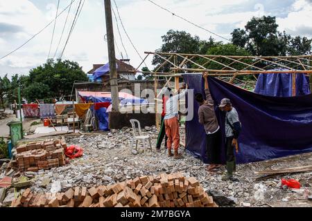 Cianjur, West Java, Indonesia. 9th Jan, 2023. People are seen build a makeshift tent in Gasol, Cianjur. (Credit Image: © Algi Febri Sugita/ZUMA Press Wire) Credit: ZUMA Press, Inc./Alamy Live News Stock Photo