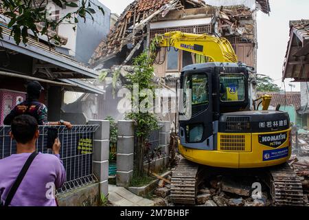 Cianjur, West Java, Indonesia. 9th Jan, 2023. Exavator demolished a house building to be rebuilt in Gasol, Cianjur. (Credit Image: © Algi Febri Sugita/ZUMA Press Wire) Credit: ZUMA Press, Inc./Alamy Live News Stock Photo