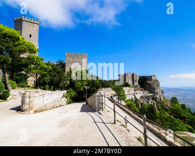 Del Balio towers (Torri del Balio) and the Venus Castle (castello di Venere) in the medieval town of Erice - Sicily, Italy Stock Photo