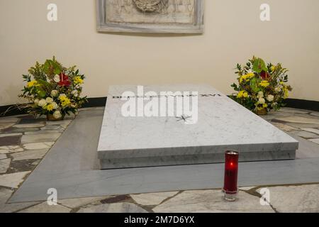 Vatican, Vatican. 08th Jan, 2023. Tomb of late Pope Emeritus Benedict XVI inside the grottos of St. Peter's Basilica in Vatican. Pope Emeritus Benedict XVI died at the age of 95 on December 31 in the Mater Ecclesiae monastery in Vatican City, where he had spent the last ten years. Credit: SOPA Images Limited/Alamy Live News Stock Photo