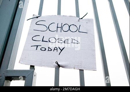 A hand dwritten notice on a school declaring the schjool to be closed. hundreds of schools around the UK closed due to adverse winter weather conditions incluindg freezing temperatures adn heavy snowfalls. Stock Photo