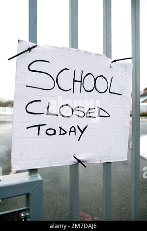 A hand dwritten notice on a school declaring the schjool to be closed. hundreds of schools around the UK closed due to adverse winter weather conditions incluindg freezing temperatures adn heavy snowfalls. Stock Photo