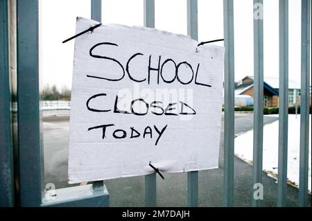 A hand dwritten notice on a school declaring the schjool to be closed. hundreds of schools around the UK closed due to adverse winter weather conditions incluindg freezing temperatures adn heavy snowfalls. Stock Photo