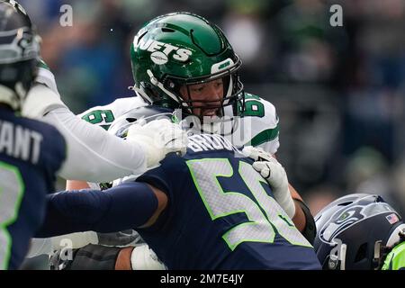 New York Jets guard Laurent Duvernay-Tardif (72) walks to the line