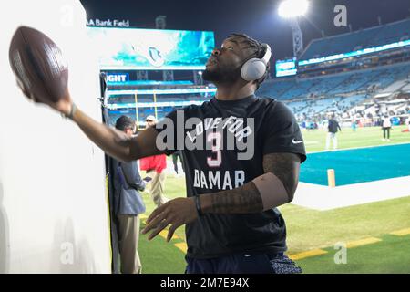 Tennessee Titans safety Josh Thompson (29) comes onto the field