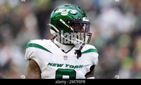 New York Jets linebacker Kwon Alexander (9) defends against the