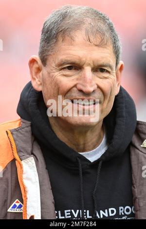 Former Cleveland Browns quarterback Bernie Kosar, left, talks with Kansas  City Chiefs quarterback Brady Quinn, center and Chiefs quarterbacks coach  Jim Zorn before an NFL football game Sunday, Dec. 9, 2012, in