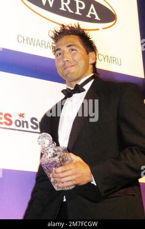 The Annual WRPA Rugby Awards Dinner at City Hall in Cardiff, May 20 2005. Photograph: ROB WATKINS   Pictured: Gavin Henson (boyfriend of Charlotte Church) collects his Wales on Sunday Fans Player of the Year Award Stock Photo