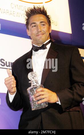 The Annual WRPA Rugby Awards Dinner at City Hall in Cardiff, May 20 2005. Photograph: ROB WATKINS   Pictured: Gavin Henson (boyfriend of Charlotte Church) collects his Wales on Sunday Fans Player of the Year Award Stock Photo