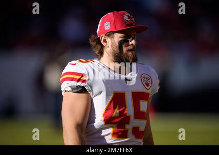 Las Vegas Raiders defensive end Maxx Crosby (98) warms up before an NFL  football game against the Denver Broncos in Denver, Sunday, Nov. 20, 2022.  (AP Photo/David Zalubowski Stock Photo - Alamy