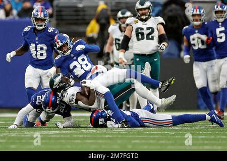 LANDOVER, MD - DECEMBER 18: New York Giants defensive back Cor'Dale Flott  (28) peeks into the backfield during the New York Giants game versus the  Washington Commanders on December 18, 2022, at