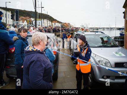 A volunteer from British Divers Marine Life Rescue answers questions from members of the public about the walrus in Scarborough harbour Stock Photo