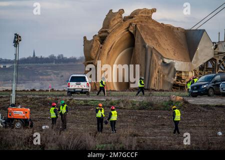 Start of the eviction of the hamlet of Lützerath at the Garzweiler 2 opencast lignite mine, activists try to obstruct the preparation for the coming e Stock Photo