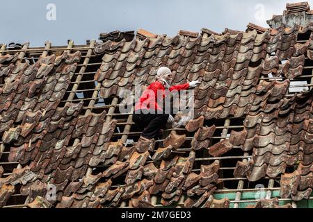 Cianjur, West Java, Indonesia. 9th Jan, 2023. A man is seen repair their roof of house in Gasol, Cianjur. (Credit Image: © Algi Febri Sugita/ZUMA Press Wire) EDITORIAL USAGE ONLY! Not for Commercial USAGE! Stock Photo
