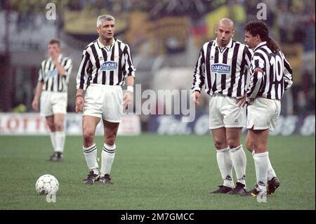 Italy, Turin 1994-1995-1996: Juventus FC players Gianluca Vialli, Roberto Baggio and Fabrizio Ravanelli  during Serie A 1993-94 Serie A Football Championship match Stock Photo