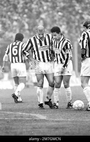 Italy, Turin 1994-1995-1996:  Juventus FC players Gianluca Vialli and Roberto Baggio during Serie A 1993-94 Serie A Football Championship match Stock Photo