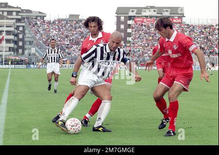 Italy, Turin 1994-1995-1996: Juventus FC player Gianluca Vialli and coach Marcello Lippi during Serie A 1995-96 Serie A Football Championship match Stock Photo