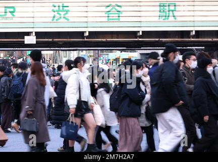 Tokyo, Japan. 9th Jan, 2023. People cross a street at Shibuya fashion district in Tokyo amid outbreak of the new corona virus on Monday, January 9, 2023. Credit: Yoshio Tsunoda/AFLO/Alamy Live News Stock Photo