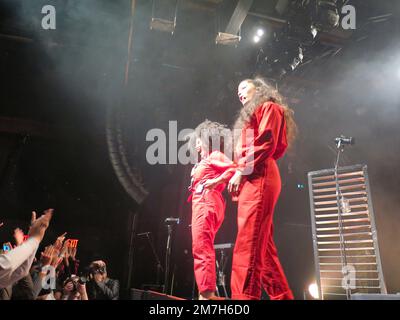 Ibeyi - Lisa-Kaindé Diaz and Naomi Diaz in concert at Brooklyn Steel in