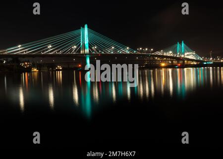 Tilikum Crossing, Bridge of the People reflected on the Willamette River at night in Portland, Oregon Stock Photo