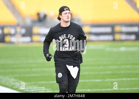 JAN 8th, 2023: Kenny Pickett #8 during the Steelers vs Browns game