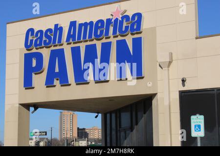 San Antonio, USA. 08th Jan, 2023. Exterior view of a Cash America Pawn store in San Antonio, Texas, USA, on January 8, 2023. Cash America is part of FirstCash Holdings and is focused on pawn stores in the United States and Latin America. In 2022, the company paid $379,125.75 to more than 250 employees in Washington state in order to settle claims it violated minimum wage, break time and leave laws. (Photo by Carlos Kosienski/Sipa USA) Credit: Sipa USA/Alamy Live News Stock Photo