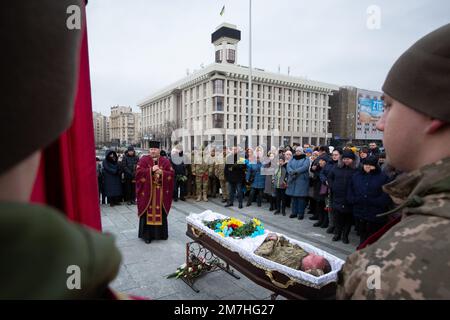 Kyiv, Ukraine. 08th Jan, 2023. (EDITOR'S NOTE: Image depicts death) People stand near the coffin with the body of Ukrainian soldier Oleh Yurchenko, who was killed in a battlefield with Russian troops in Donetsk region, during a farewell ceremony at the Independence Square in Kyiv. Credit: SOPA Images Limited/Alamy Live News Stock Photo