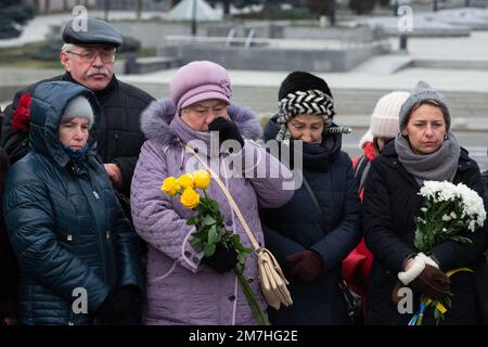 Kyiv, Ukraine. 08th Jan, 2023. People mourn during a farewell ceremony for a Ukrainian soldier Oleh Yurchenko, who was killed in a battlefield with Russian troops in Donetsk region, during a farewell ceremony at the Independence Square in Kyiv. Credit: SOPA Images Limited/Alamy Live News Stock Photo