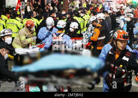(230110) -- BEIJING, Jan. 10, 2023 (Xinhua) -- Rescuers work at the site of a crowd crush in Itaewon, a district of Seoul, South Korea, Oct. 30, 2022. (NEWSIS via Xinhua) Stock Photo