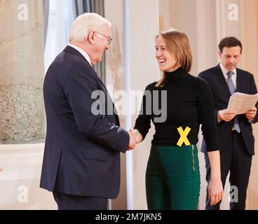Berlin, Germany. 10th Jan, 2023. Federal President Frank-Walter Steinmeier welcomes Hannah Fischer from the unpacked store 'Frau Lose' in Dortmund to Bellevue Palace. She wears the yellow cross, among other things a symbol of solidarity with Lützerath. Among others, 70 voluntarily engaged citizens from all federal states are invited to the New Year's reception of the Federal President. In addition, many representatives of public life, i.e. representatives from politics, business, trade unions, culture and civil society come. Credit: Annette Riedl/dpa/Alamy Live News Stock Photo