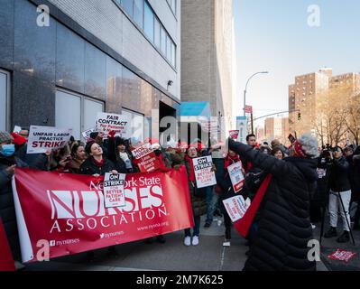 New York City, USA. 09th Jan, 2023. Thousands of nurses are on strike outside of Mount Sinai hospital in New York City, NY on January 9, 2023. Nurses are demanding a fair contract, including better staffing and a wage increase. (Photo by Steve Sanchez/Sipa USA) Credit: Sipa USA/Alamy Live News Stock Photo