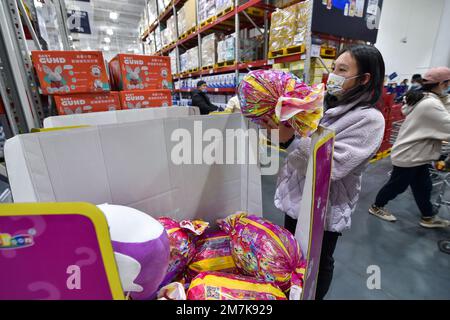 NANJING, CHINA - JANUARY 10, 2023 - People shop for New Year goods at Sam's supermarket in Nanjing, East China's Jiangsu province, Jan. 10, 2023. Stock Photo