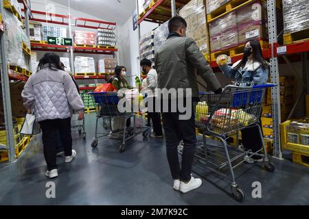 NANJING, CHINA - JANUARY 10, 2023 - People shop for New Year goods at Sam's supermarket in Nanjing, East China's Jiangsu province, Jan. 10, 2023. Stock Photo