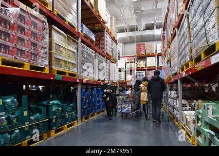 NANJING, CHINA - JANUARY 10, 2023 - People shop for New Year goods at Sam's supermarket in Nanjing, East China's Jiangsu province, Jan. 10, 2023. Stock Photo