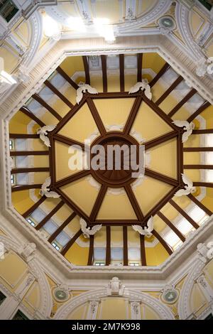 Tokyo Japan. 3rd Jan 2023. The roof of Tokyo Station. Tumi is an American luxury luggage and leather goods brand founded in 1975 by Charlie Clifford. The company is now owned by