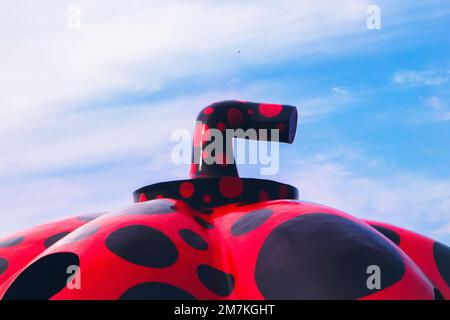 Yayoi Kusama'a Red Pumpkin on Naoshima, Japan Stock Photo