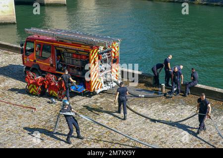 France, Paris, A fireman squad training on the Seine river bank   Photo © Fabio Mazzarella/Sintesi/Alamy Stock Photo Stock Photo