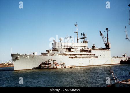 The guided missile ship USS NORTON SOUND (AVM-1) leaves the shipyard fitted with a Mark 45 5-inch/54-caliber gun for underway trials. Base: Long Beach State: California (CA) Country: United States Of America (USA) Stock Photo