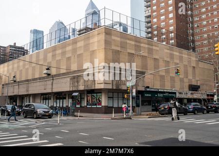 Vacant commercial building, formerly housing a McDonald’s, a Gristedes supermarket, a tennis center and some small businesses, in Chelsea in New York on Wednesday, January 4, 2023. The building, owned by the cooperative Mutual Redevelopment Housing, has reached the end of its lifespan and is coming down, to be replaced by housing. (© Richard B. Levine) Stock Photo