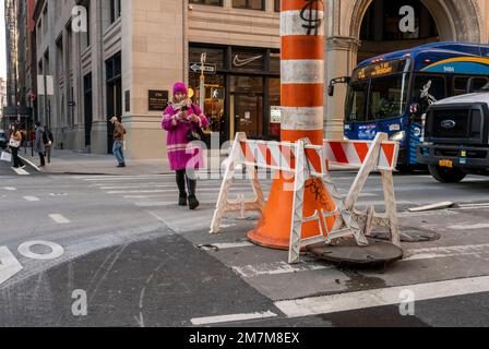 Street activity in the Flatiron neighborhood in New York on Monday, January 9, 2023.  (© Richard B. Levine) Stock Photo