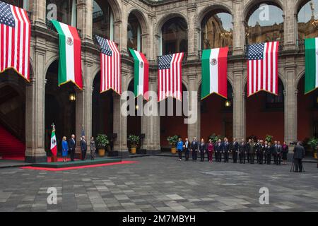Mexico City, Mexico. 09th Jan, 2023. U.S President Joe Biden, and Mexican President Andres Manuel Lopez Obrador and their wives during the arrival ceremony before the North American Leaders Summit at the Palacio Nacional, January 9, 2023 in Mexico City, Mexico. Credit: Presidencia de la Republica Mexicana/Mexican Presidents Office/Alamy Live News Stock Photo