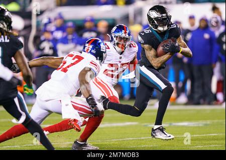 New York Giants linebacker Jarrad Davis (57) walks across the