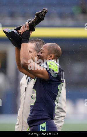 Seattle Seahawks receiver Steve Largent (80) catches a Jim Zorn