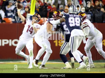 Dallas Cowboys players huddle up during an NFL football game against the  Washington Commanders, Sunday, January 8, 2023 in Landover. (AP  Photo/Daniel Kucin Jr Stock Photo - Alamy