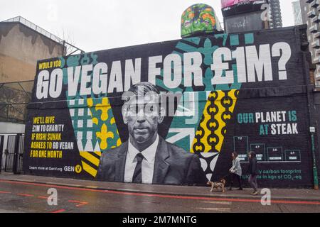 London, UK. 10th January 2023. A huge mural in Shoreditch calls on Rishi Sunak to go vegan, part of the campaign by Generation Vegan, a non-profit dedicated to educating the public about the ethical, environmental and health benefits of adopting a plant-based lifestyle. The group has challenged the UK Prime Minister to go vegan for one month, and have pledged to donate £1 million to charity if he accepts the challenge. Credit: Vuk Valcic/Alamy Live News Stock Photo
